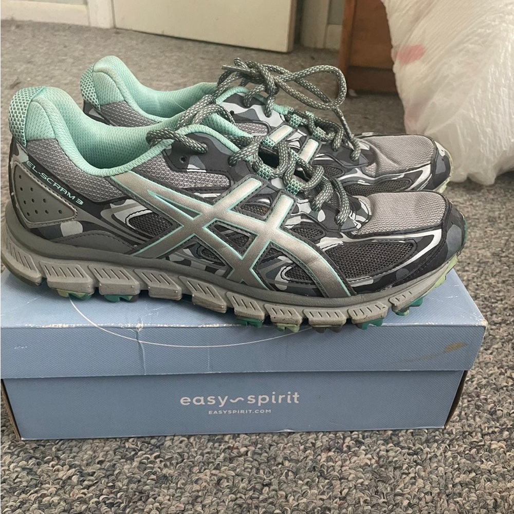 ASICS - Picture 10 of 12